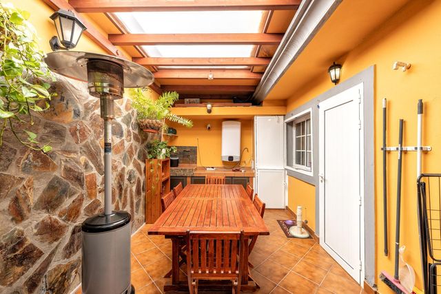 Outdoor dining and barbecue