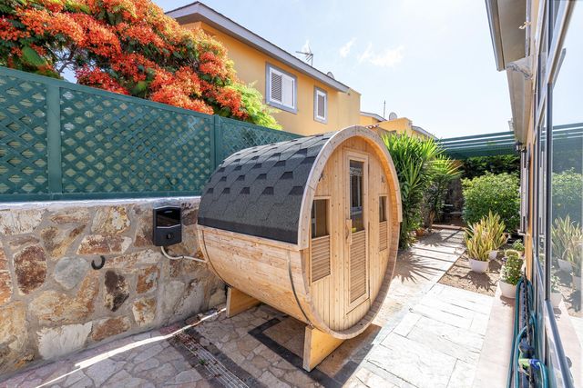 Private barrel sauna